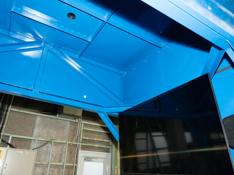 右側のモニターと上部のプロジェクタから該当する資源ごみを強調表示する