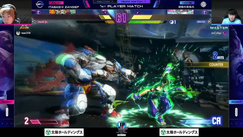 先鋒戦、2BASSAのジュリと板橋ザンギエフのザンギエフの1戦で、板橋ザンギエフは10月15日より実装された「メカザンギF」のコスチュームでの参戦となった。本来のキャラ相性的にザンギエフ相手にはダルシムがよいため、鶏めしがくると予想していたので驚きのオーダーだった。結果は接戦を2BASSAが制して2-1で今期2勝目をマークした