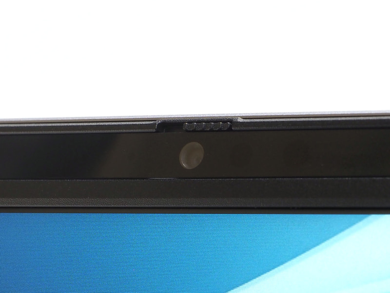 上部ベゼルには手動式プライバシーシャッター付きのWebカメラを搭載