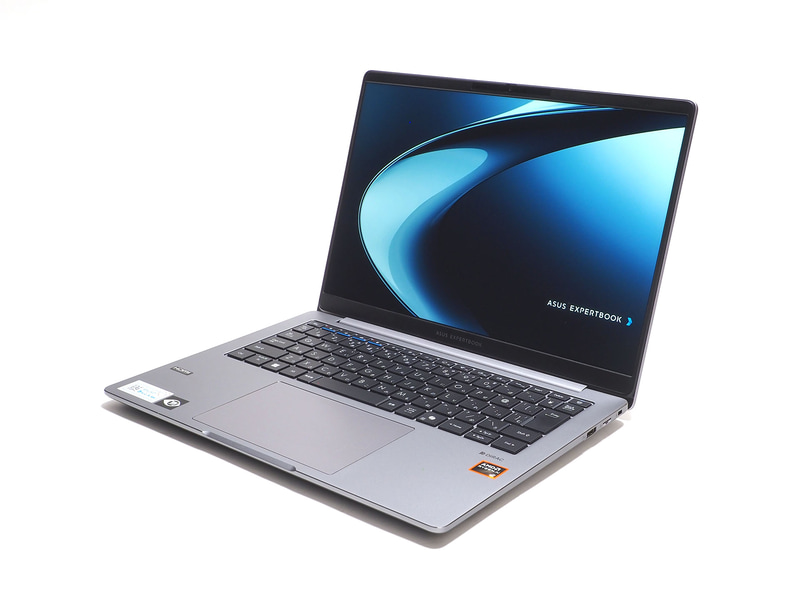 ASUS「ExpertBook P3(PM3406CKA)」。直販価格は14万9,800円から。ここで使用しているのは型番がPM3406CKA-LY0502Xのモデルだ
