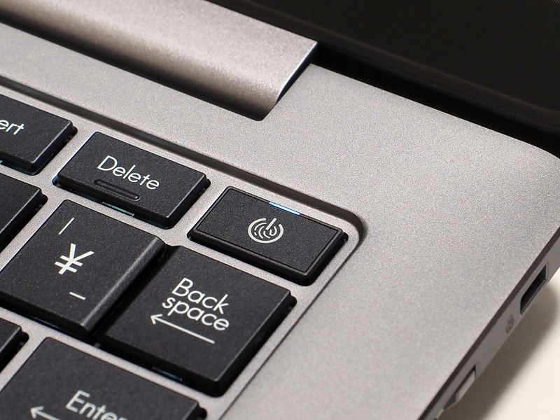 電源ボタンはキーボード右上端。押下感を変えることで誤爆を防いでいる