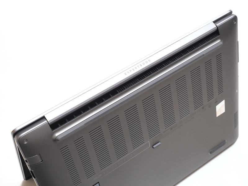 底面に吸気口。排気は左右両側面ではなくヒンジ裏のスリットから行なう