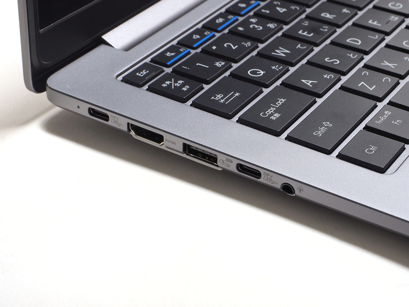 左側面にUSB Type-C 2基、Type-A 1基、HDMIとオーディオ端子