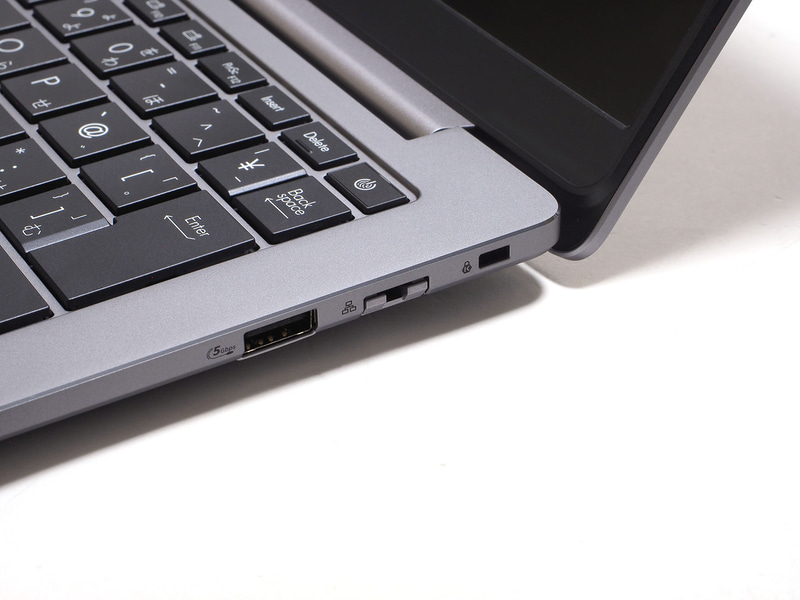 右側面にType-A 1基、Gigabit Ethernet、セキュリティロックスロット