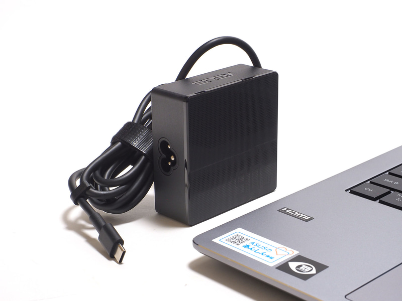 ACアダプタは定格90WのUSB PDタイプが付属