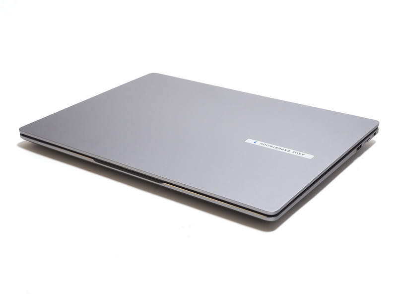 サイズは359.5×232.2×19.9mm