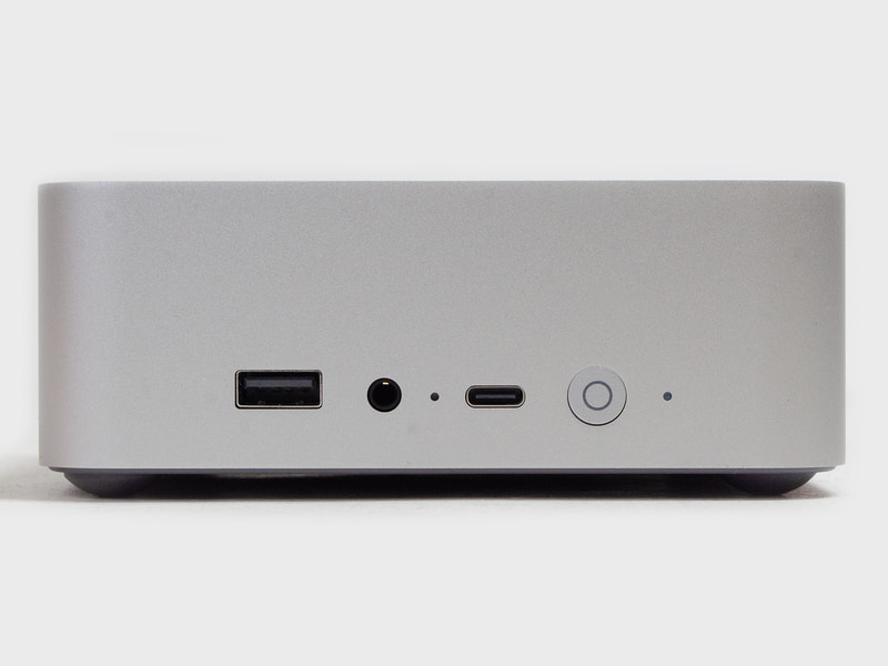 前面。USB 3.2 Gen 2、3.5mm音声入出力、USB 3.2 Gen 2 Type-C、電源ボタン