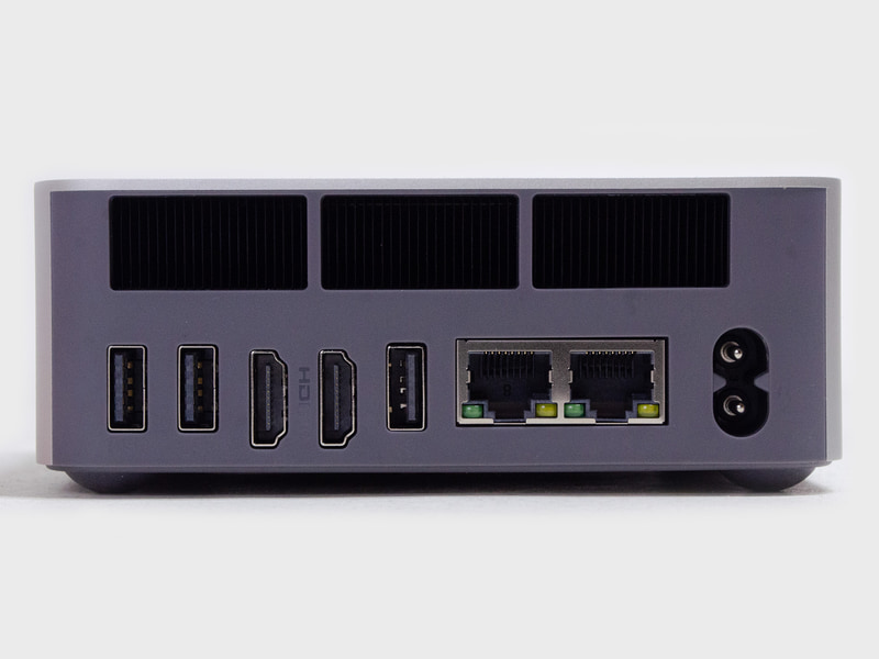 背面。USB 3.2 Gen 2 2基、HDMI 2基、USB 2.0、Gigabit Ethernet 2基、AC入力