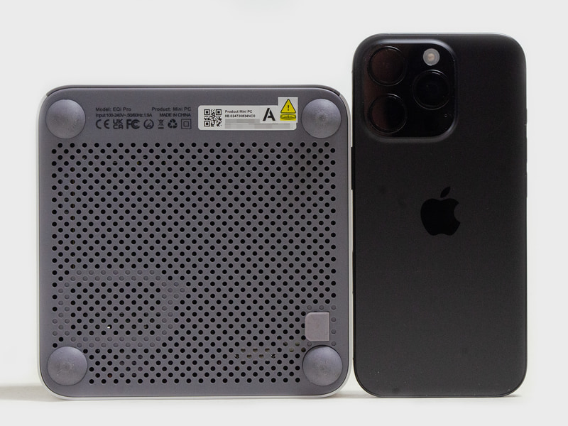 裏面とiPhone 16 Pro。一般的なミニPCと同サイズ