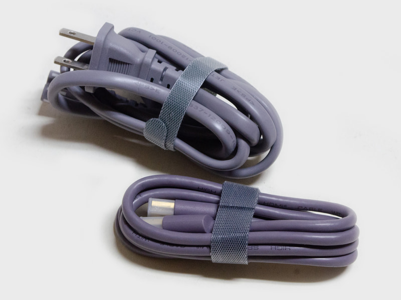 付属品。ACアダプタがないので、ACケーブルとHDMIケーブルのみとシンプル