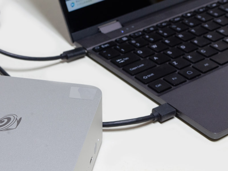 いつものキーボード付きモバイルモニターへ接続。USB Type-CはDisplayPort Alt Modeがないため、USBケーブルとHDMIケーブルが必要