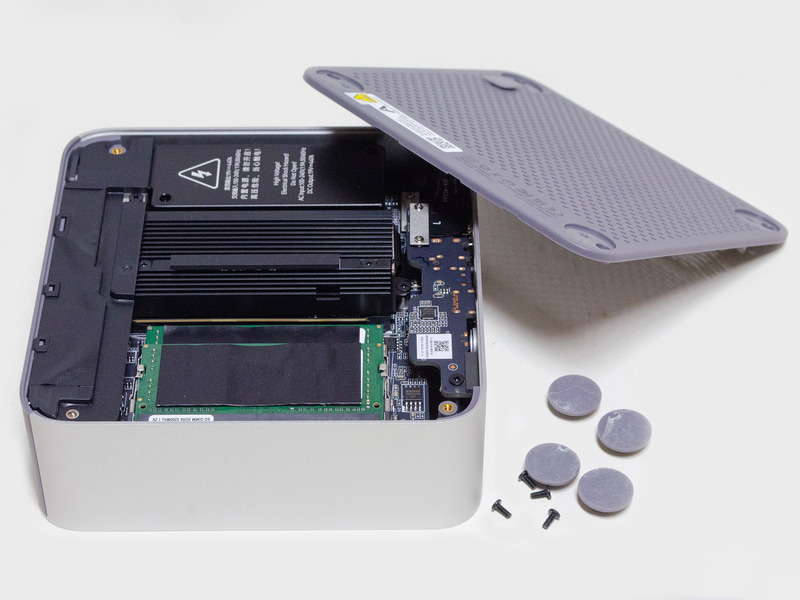 裏四隅のゴム足の下にネジがあるので外す