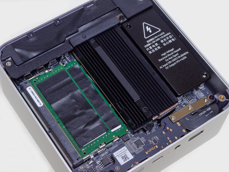 右側が内蔵電源。その横にM.2 2280 x2(1つ空き)、SO-DIMM 2基