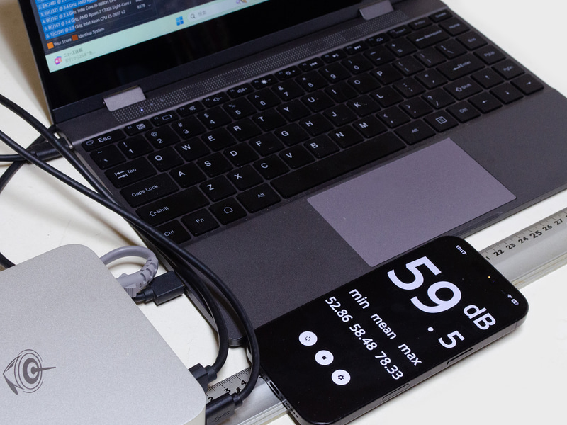 ノイズレベル。5cmの距離にiPhoneを置きアプリを起動、Cinebench R23実行中に測定。仕事部屋はエアコンやGPUへのサーキュレータをオフにした状態で50dB前後。つまり+9dBほど