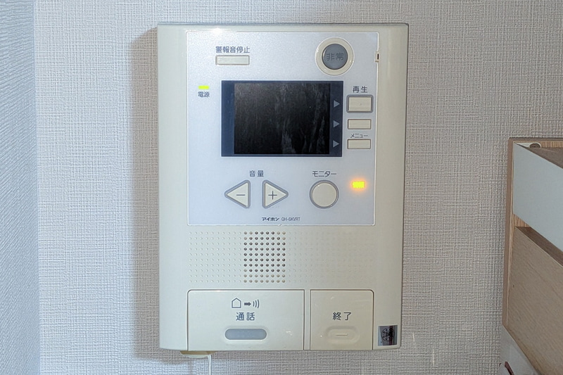 筆者宅のインターフォン。電源は壁内部から取られており、ホームセキュリティと連動しているので、備え付けのドアベルをNest Doorbellに置き換えにくい