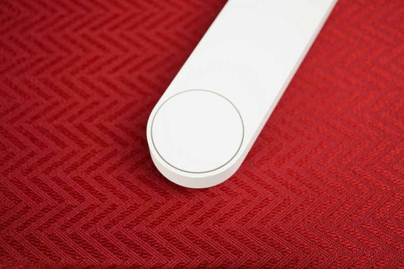 上部にカメラ、マイク、LEDを装備。スピーカーも内蔵する