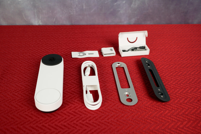 同梱品。銀色のパーツは本体を取り付けるためのベースプレート。黒いパーツはベースプレートに角度を付ける必要があるときに使うスペーサー