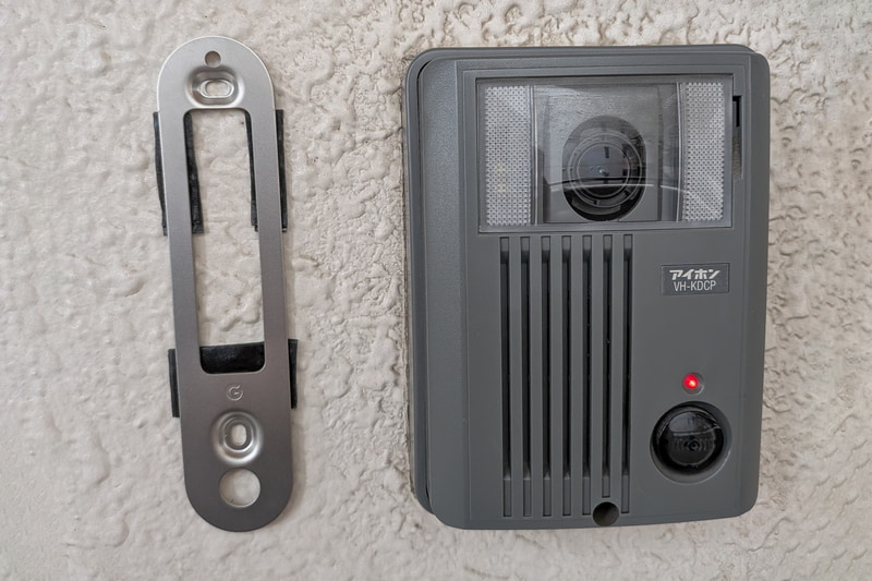 インターフォン横にベースプレートを取り付け