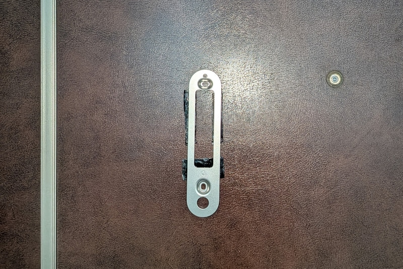 ドアベル横だとWi-Fiがまったく届かないので、ベースプレートを取り外し、玄関扉に取り付け直した