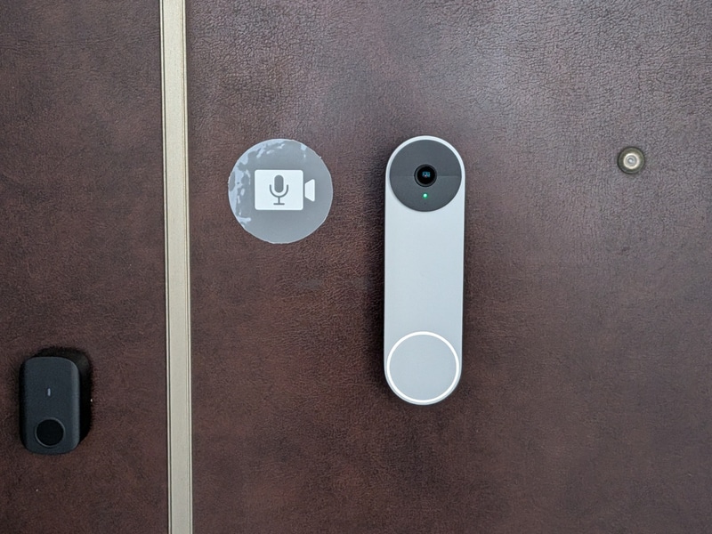 本体も装着したところ。ちなみに、左の丸いシールのようなものはNest Doorbellに付属していたものだが、裏面に粘着性はなく、何に使うのかよく分からない。ただ、Nest Doorbellを目立たせるために、これも両面テープで貼ってみた。その左にある黒いものは、スマートロックを指紋かFeliCaで開けるためのセンサー