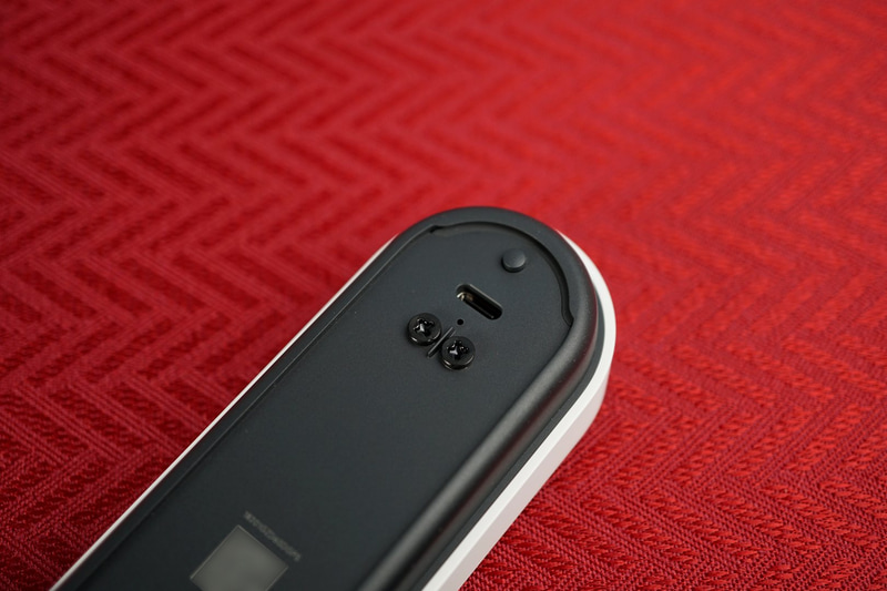 裏面の上側に充電用USB Type-C端子。その下のネジは、電源を壁から取る際のケーブルを接続するためのもの