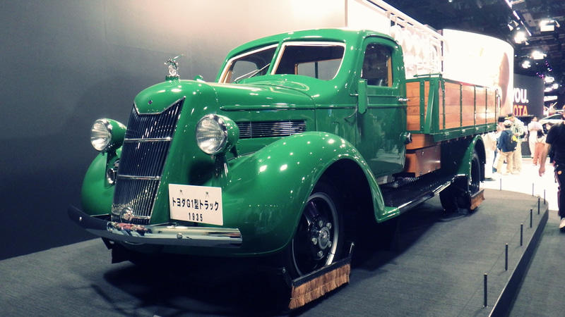 「トヨダG1型トラック」の前面。懐かしのボンネット型である。2025年11月1日に筆者が撮影