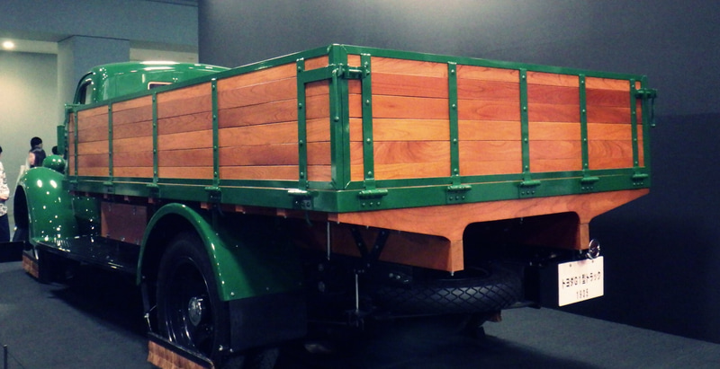 「トヨダG1型トラック」の後面。木製の部品が目立つ。2025年11月1日に筆者が撮影