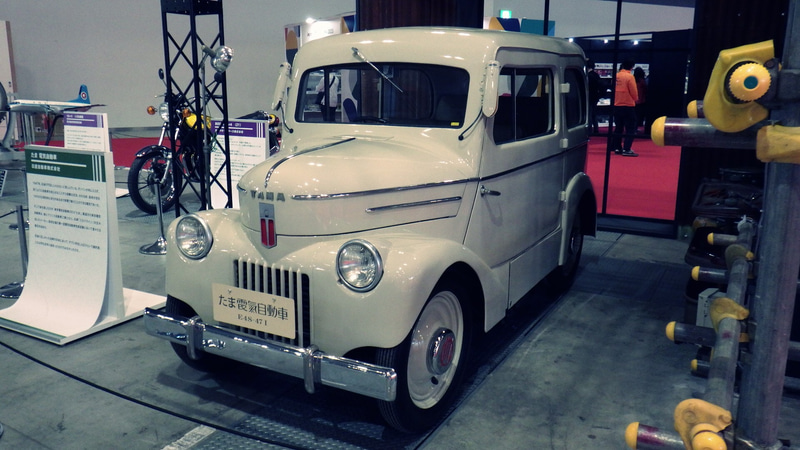「たま電気自動車」の外観。2025年10月30日に筆者が撮影。なおこの車両は、日産自動車の有志が2010年に再生したもの