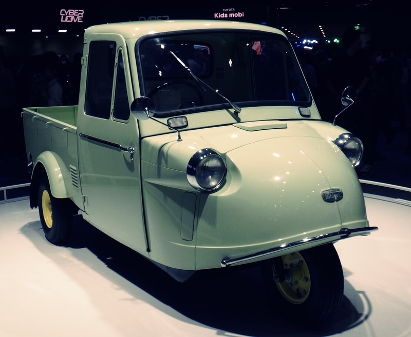 初代「ミゼット」の斜め前から見た外観。初代ミゼット(初期モデルはDK型)は1957年の発売。展示車両は改良モデルで、1962年に発売されたMP5型とみられる。2025年11月1日に筆者が撮影