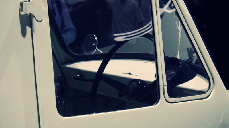 初代「ミゼット」(改良版のMP5型とみられる)の運転席部分。初期モデルはバーハンドルだった。改良モデル(展示車両)は円形ハンドルに変更されている。2025年11月1日に筆者が撮影