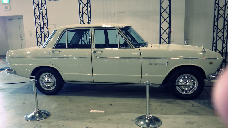 「スカイライン 2000GT」の側面。直列6気筒エンジンを縦置きしたため、フロント側が異常に長いことが分かる。2025年10月30日に筆者が撮影