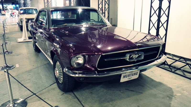 「マスタング」(初代)の前面。ナンバープレートの表記から、1964年の初期モデルからボディを拡大した1967年モデルだとみられる。2025年10月30日に筆者が撮影