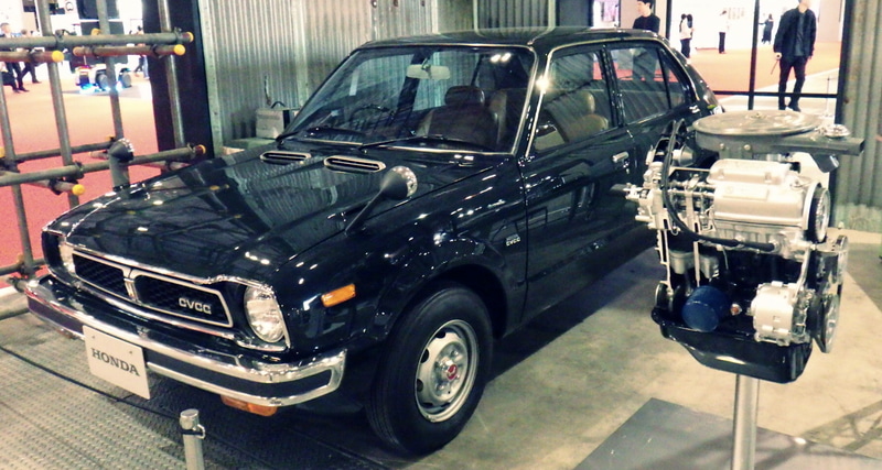 本田技研工業が開発した「シビック(CIVIC) CVCC」(左)と「CVCCエンジン」(右)。2025年10月30日に筆者が撮影