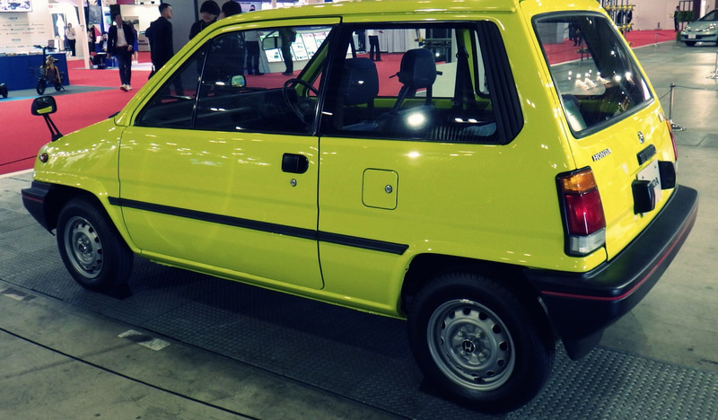 小型乗用車「シティ」の外観(後面側)。2025年10月30日に筆者が撮影