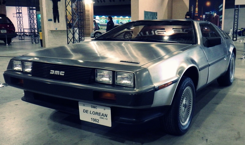 「デロリアン(DMC-12)」の外観(前面側)。2025年10月30日に筆者が撮影