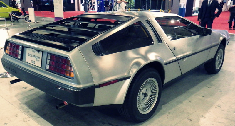 「デロリアン(DMC-12)」の外観(後面側)。2025年10月30日に筆者が撮影