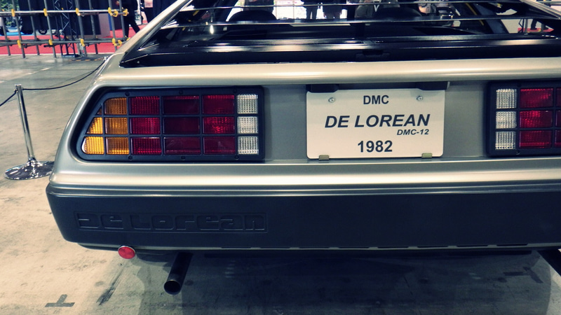 「デロリアン(DMC-12)」の外観(後面のナンバープレート付近)。左下(バンパーの左端)に「De Lorean」のロゴが刻まれている。2025年10月30日に筆者が撮影