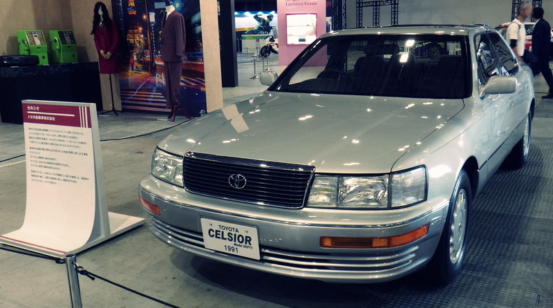 トヨタ自動車が出品した高級乗用車「セルシオ」(1991年)の外観(前面側)。2025年10月30日に筆者が撮影