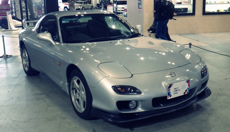 マツダが出品したロータリーエンジンスポーツ車「RX-7(FD3S)」(1991年)の外観(前面側)。2025年10月30日に筆者が撮影