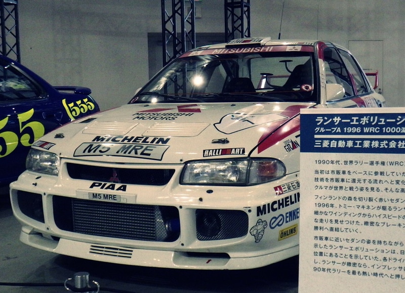 三菱自動車が出品したWRC(世界ラリー選手権)競技車両「ランサー エボリューションIII」(1996年参戦車)の外観(前面側)。2025年10月30日に筆者が撮影