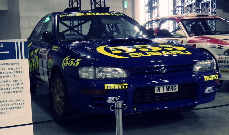 スバル(SUBARU)が出品したWRC(世界ラリー選手権)競技車両「インプレッサ555」(1996年参戦車)の外観(前面側)。2025年10月30日に筆者が撮影