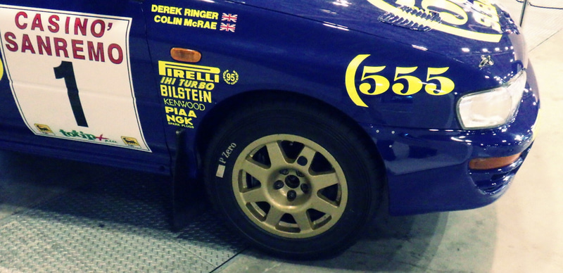 WRC(世界ラリー選手権)競技車両「インプレッサ555」を象徴する金色のホイール(右前輪部分)。2025年10月30日に筆者が撮影