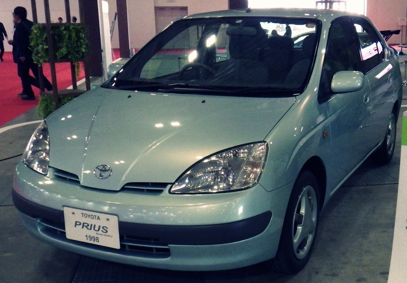トヨタ自動車が出品した世界初の量産ハイブリッド車「プリウス」(1998年)の外観(前面側)。2025年10月30日に筆者が撮影