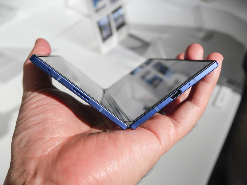 Samsungの折り畳みスマートフォン新機種「Galaxy Z Fold 7」も、開いた状態で4.2mm、閉じた状態で8.9mmという驚異的な薄さが特徴となっている