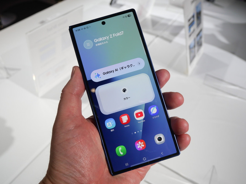 横折りタイプのスマートフォンは閉じて使用する機会のほうが多く、閉じた状態で厚みがあると使いづらいことから、Galaxy Z Fold 7もそれを意識して薄型化を進めたようだ