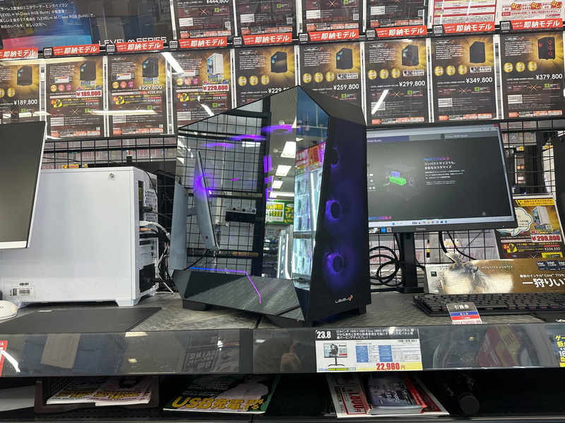 ケース正面左はハーフミラー仕様のガラスサイドパネルを搭載しており、ハーフミラーガラスが筐体の周りを反射し、周囲の環境を映し出す