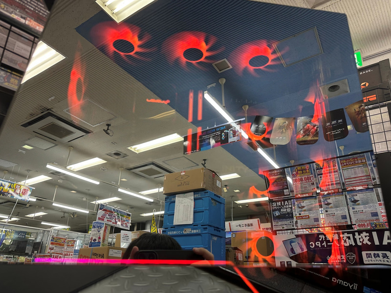 透明なガラスサイドパネルからは明るく照らされたパソコン内部を見ること可能だ