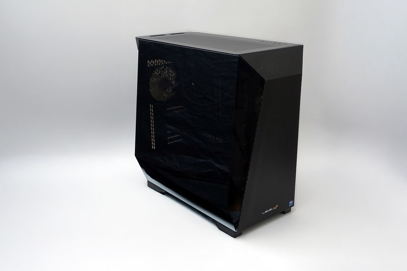 LEDがオフの状態。左側面と前面の一部がガラスと準ピラーレスと言えるPCケースだ