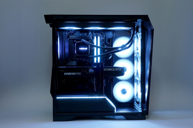 Windowsのアプリで10基のファン、水冷ヘッド、下部のLEDライン、メモリのライティング制御が可能。好みの雰囲気に仕上げられる(メモリを光らせるには標準構成からカスタマイズが必要)