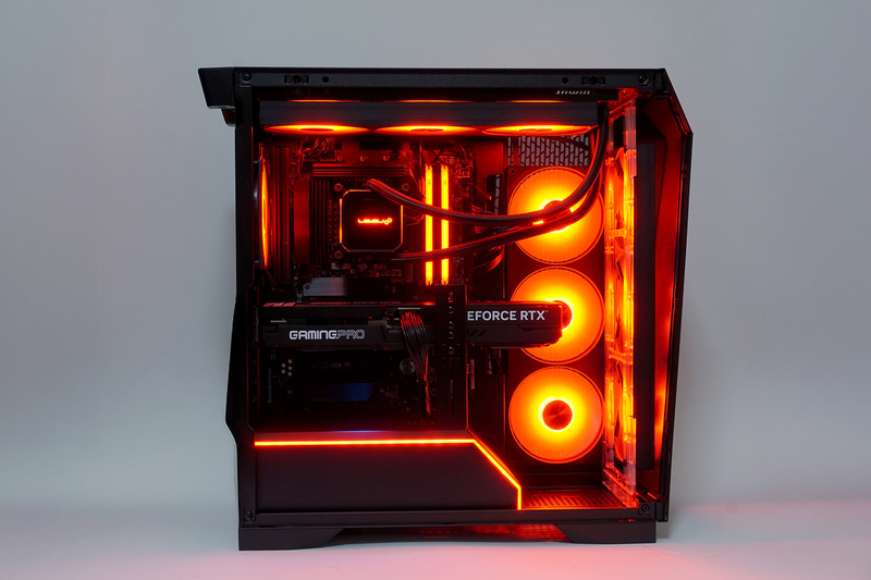 Windowsのアプリで10基のファン、水冷ヘッド、下部のLEDライン、メモリのライティング制御が可能。好みの雰囲気に仕上げられる(メモリを光らせるには標準構成からカスタマイズが必要)